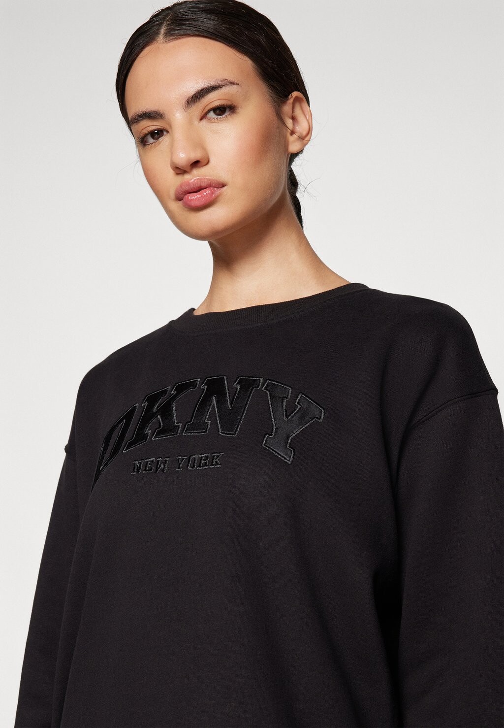 

Толстовка VARSITY APPLIQUE LOGO LONG LINE CREW NECK PULLOVER DKNY, черный