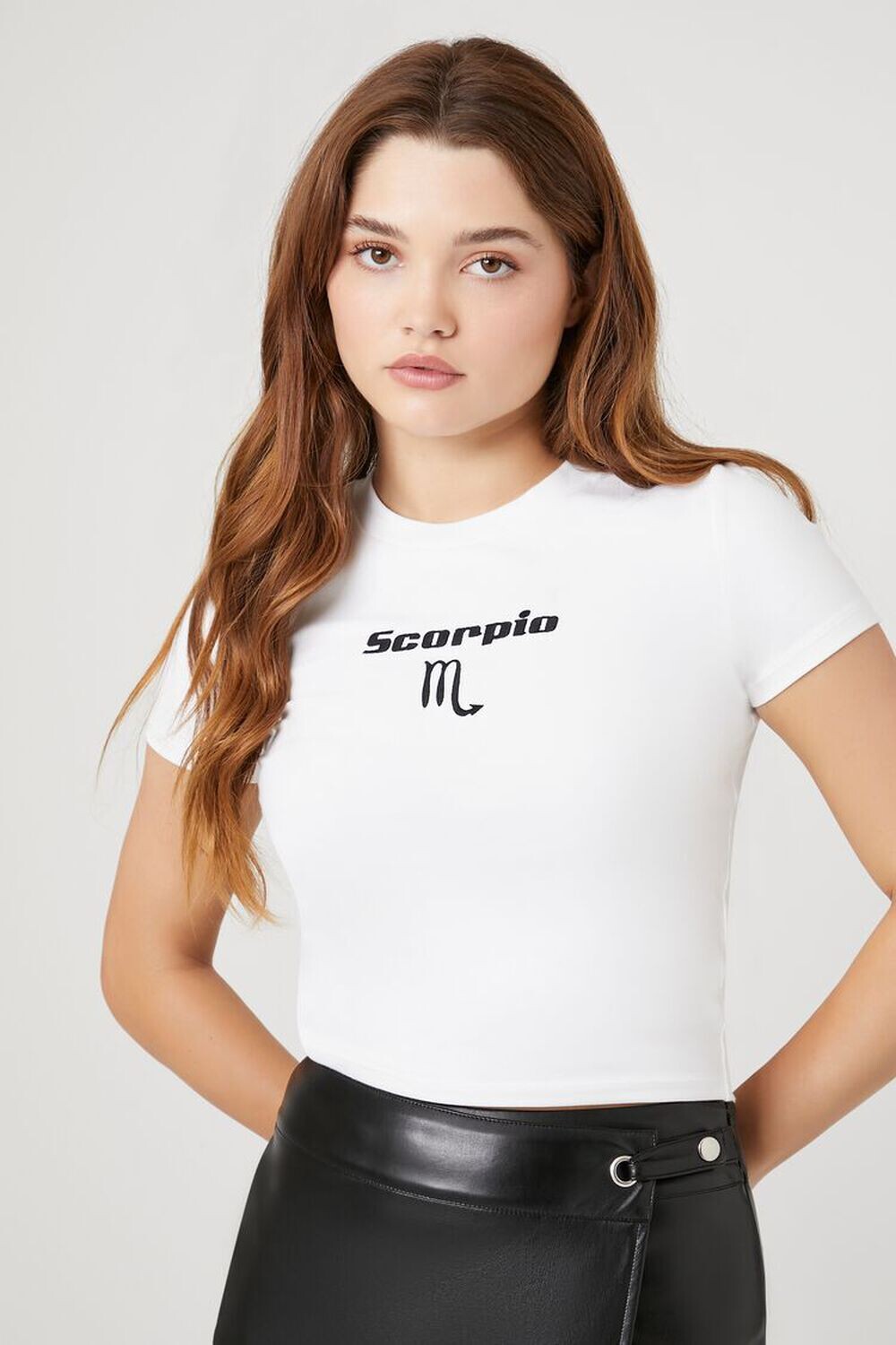 

Укороченная футболка с графическим рисунком Скорпион Forever 21, белый
