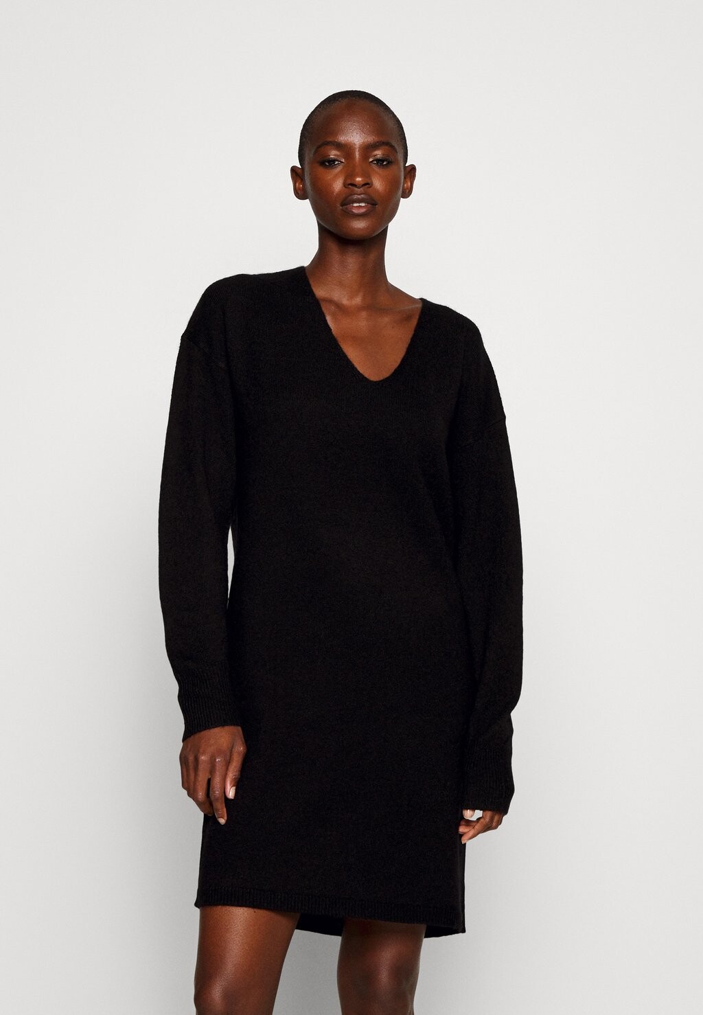 

Трикотажное платье PCJULIANA VNECK PIECES Tall, черный