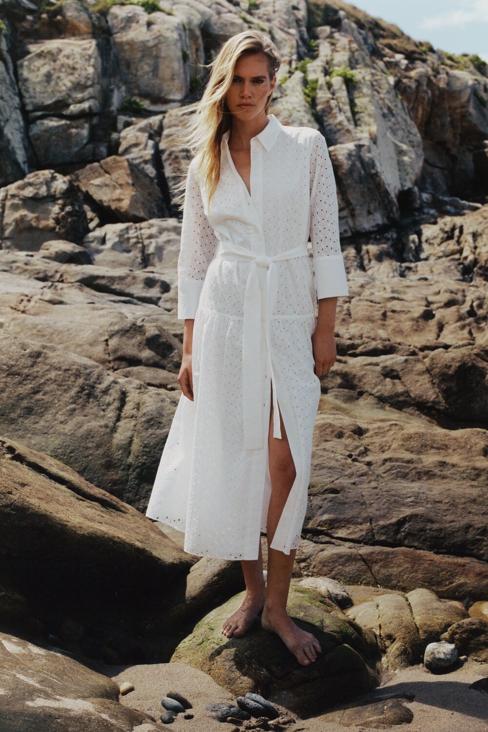 

Платье с вышивкой с поясом Zara, белый
