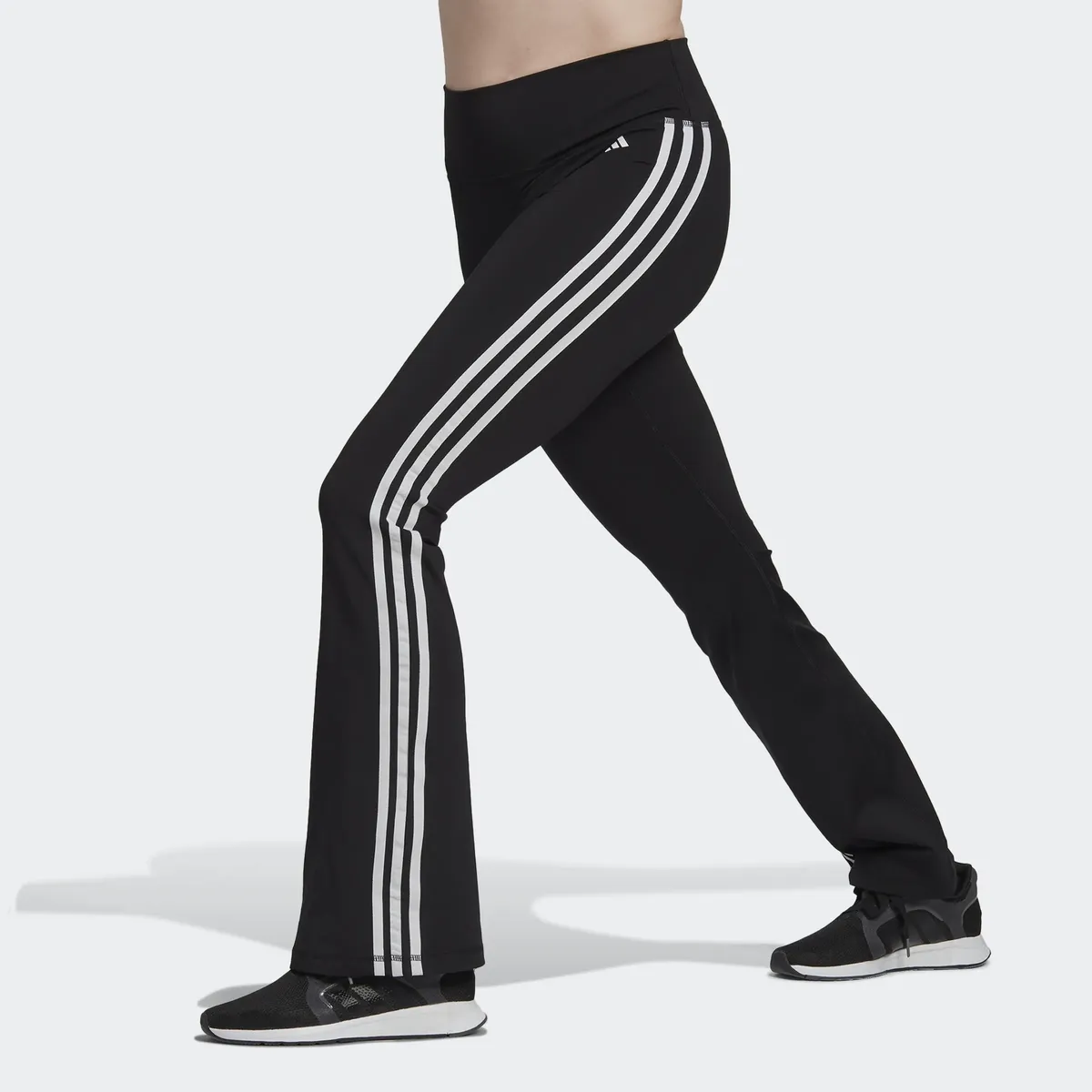 

Тайтсы для тренировок adidas Performance "TRAINING ESSENTIALS FLARED TIGHT" (1 шт.), черный