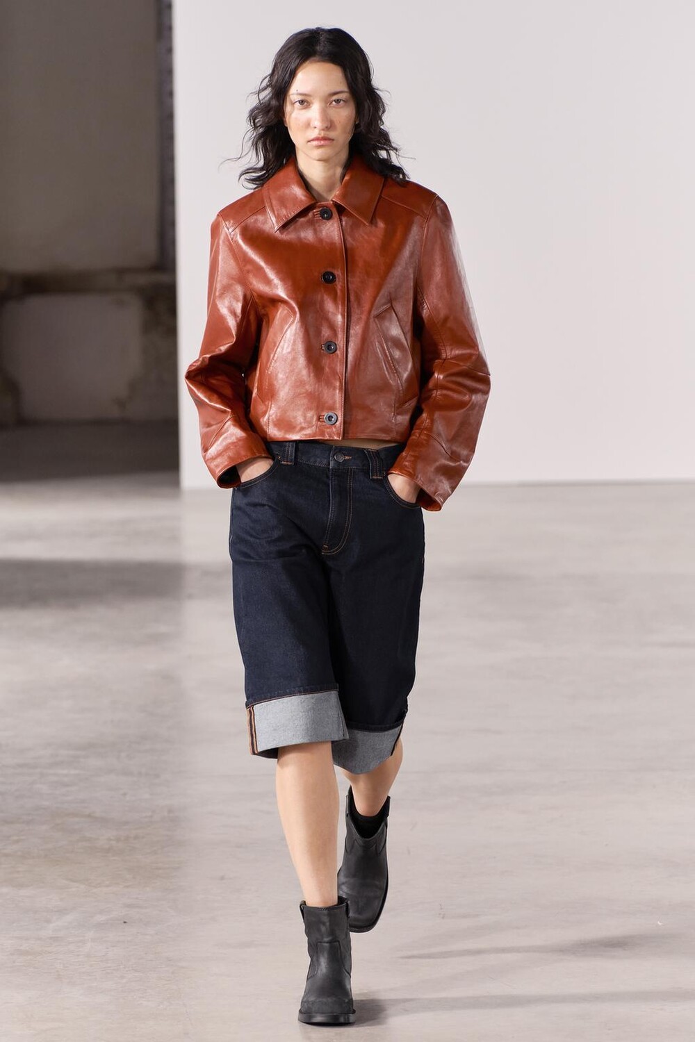 

Кожаные ботинки с эффектом стрессов ZARA, черный
