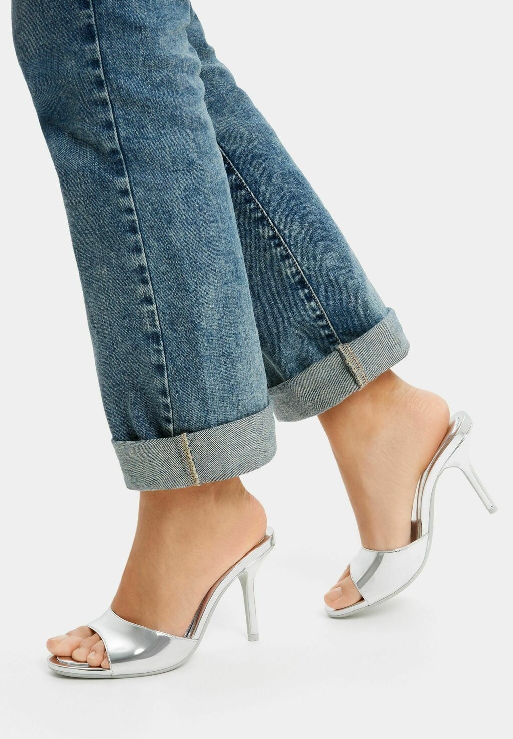

Шлепанцы Bershka, серебро