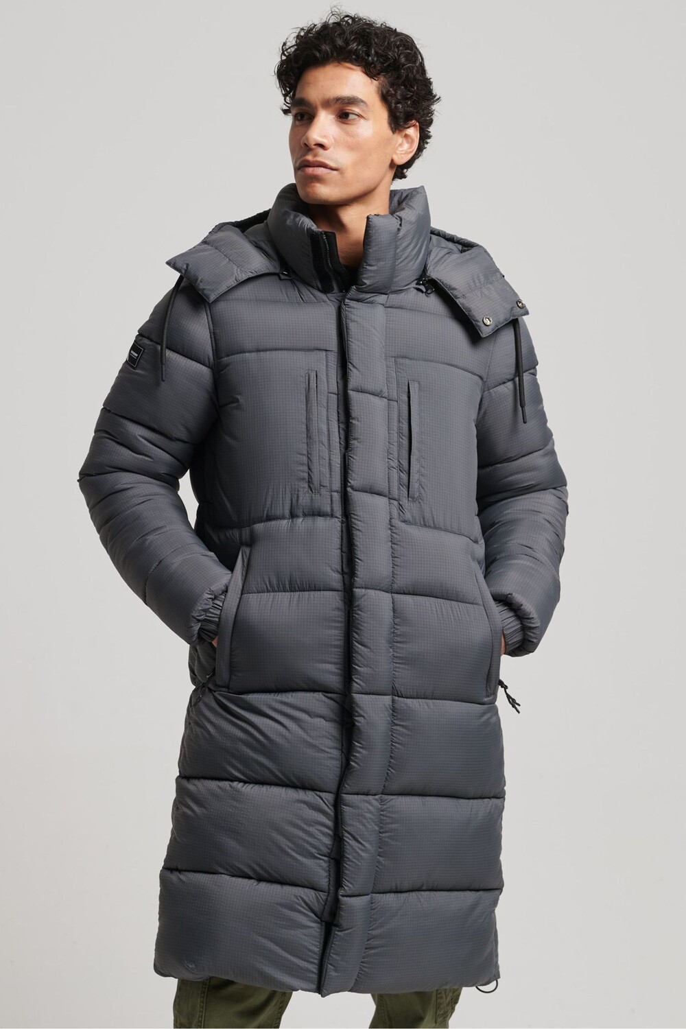 

С удлиненным вырезом и усилением боковой линии Superdry, серый