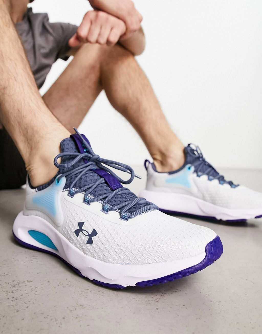 

Серые кроссовки Under Armour HOVR Rise 4