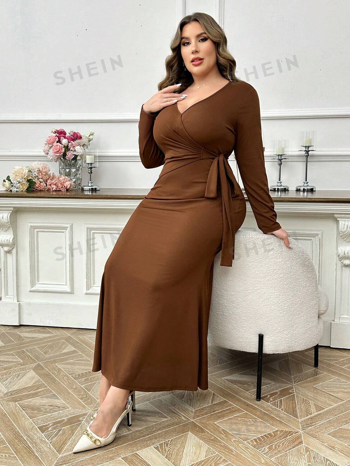 

Модельное платье с длинными рукавами