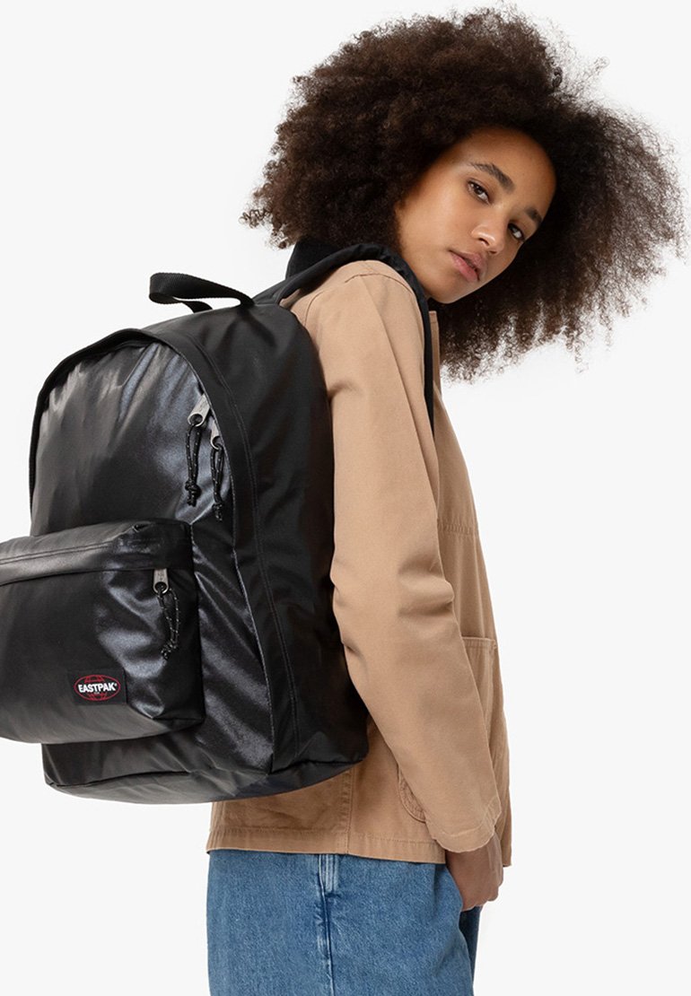 Рюкзак Out Of Office Eastpak, цвет glossy black цена и фото