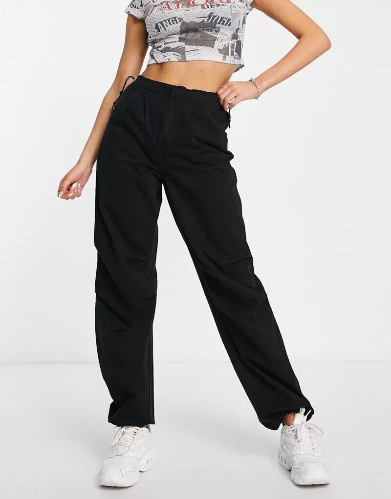 

Bershka – широкие брюки-парашюты из функционального материала черного цвета