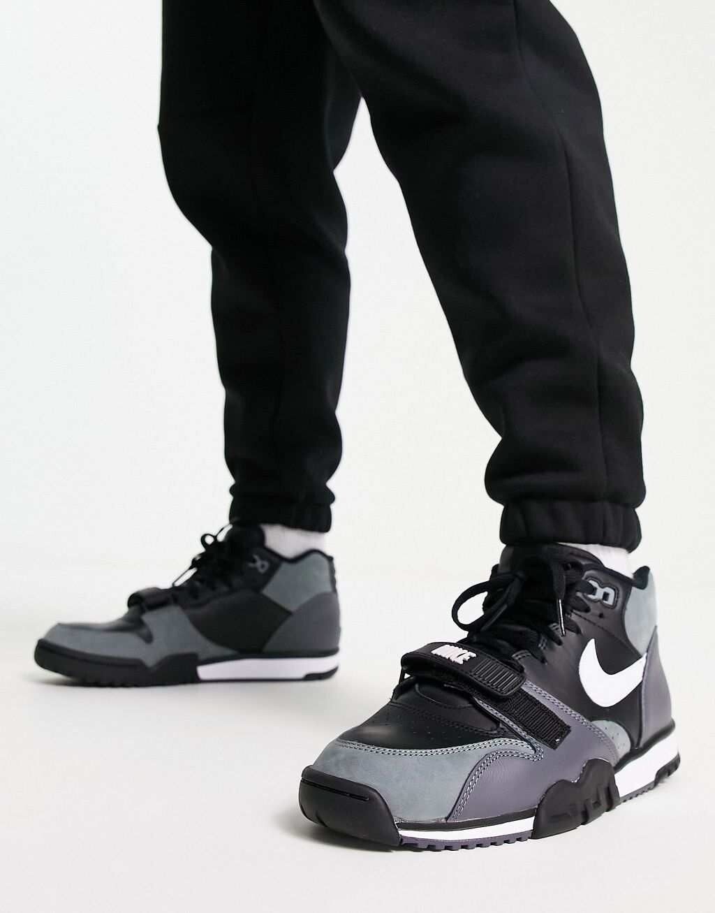 

Черные кроссовки Nike Air 1 Mid