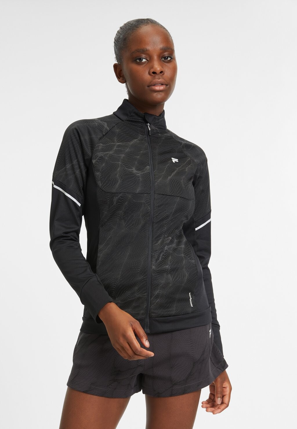 

Спортивная куртка Fila FILA APPAREL RIDGE AOP REFLECTIV RUNNING JACKET, цвет silver reflective mars aop