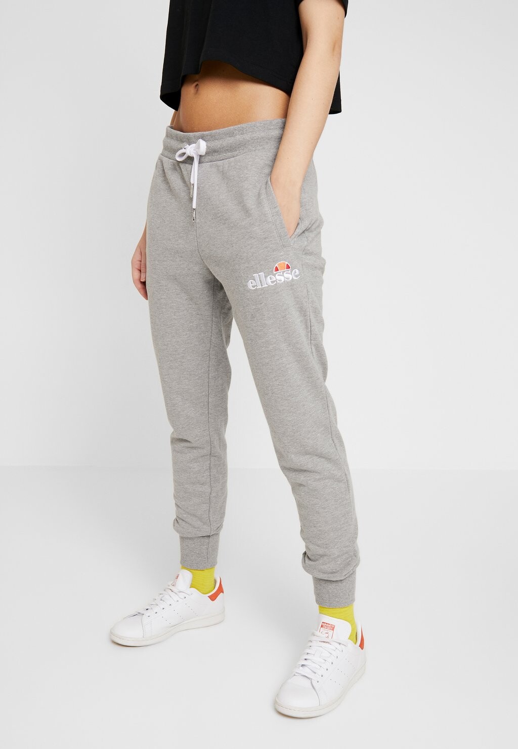 цена Спортивные брюки Ellesse