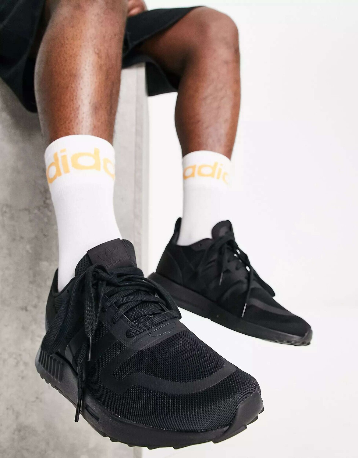 

Тройно-черные кроссовки adidas Originals Multix, Черный