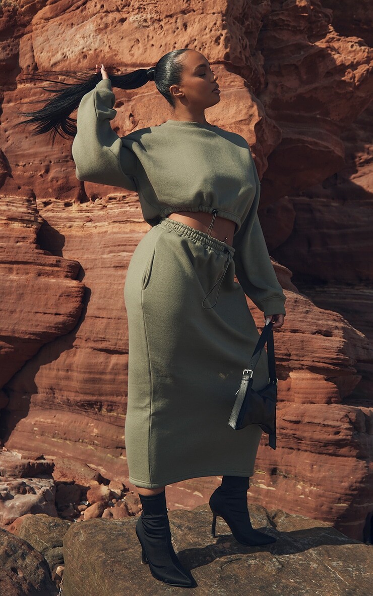 

PrettyLittleThing Укороченный свитер цвета хаки с пуговицами на подоле