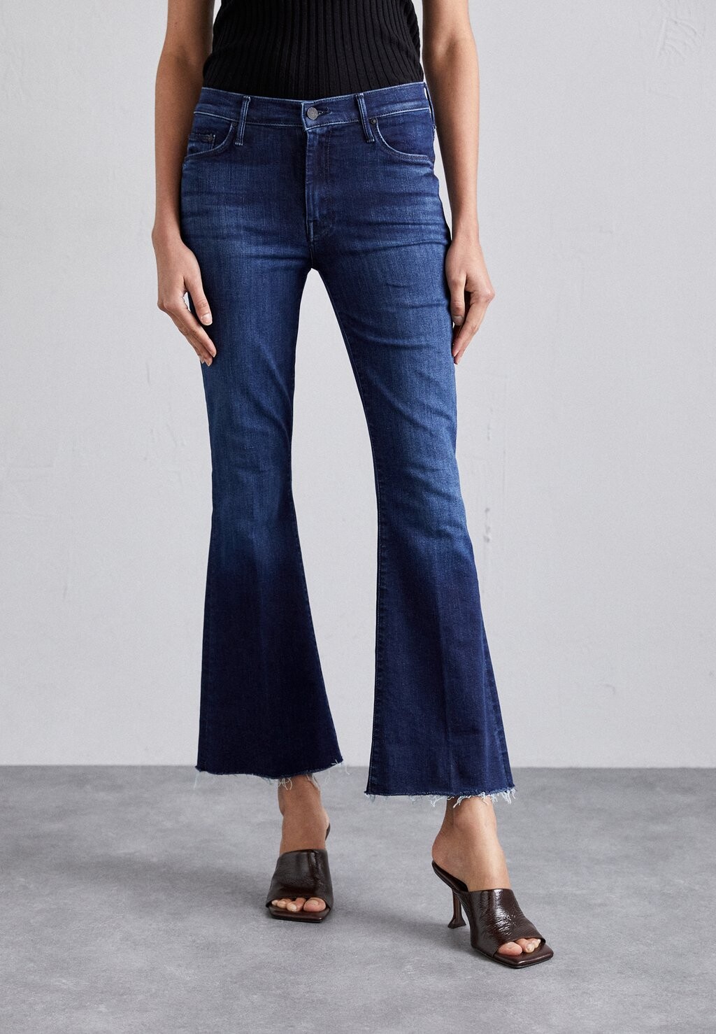 

Джинсы Bootcut THE WEEKENDER FRAY Mother, цвет blue denim