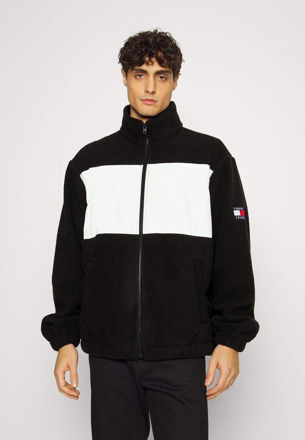 

Легкая куртка Tommy Jeans