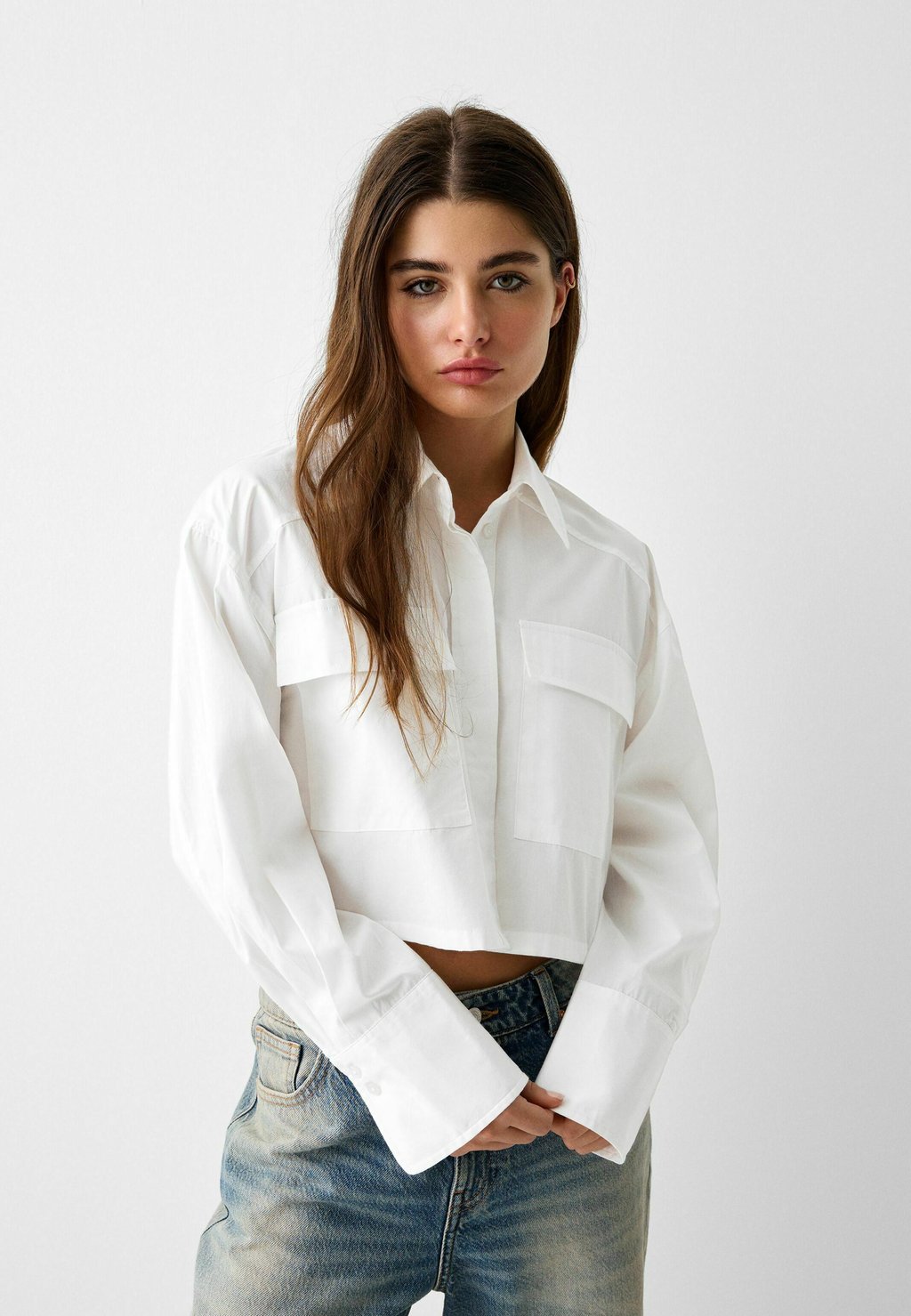 Блузка-рубашка LONG SLEEVE CROPPED Bershka, цвет white