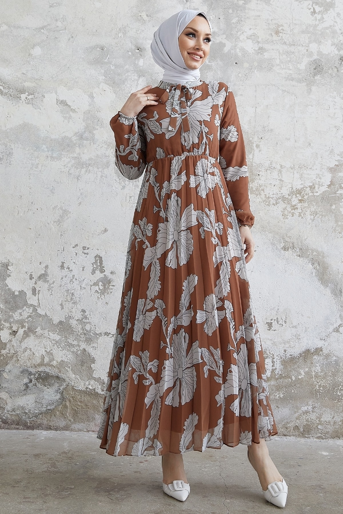 

Шифоновое Платье Elya с Цветочным Воротником и Поясом - Тан InStyle, коричневый