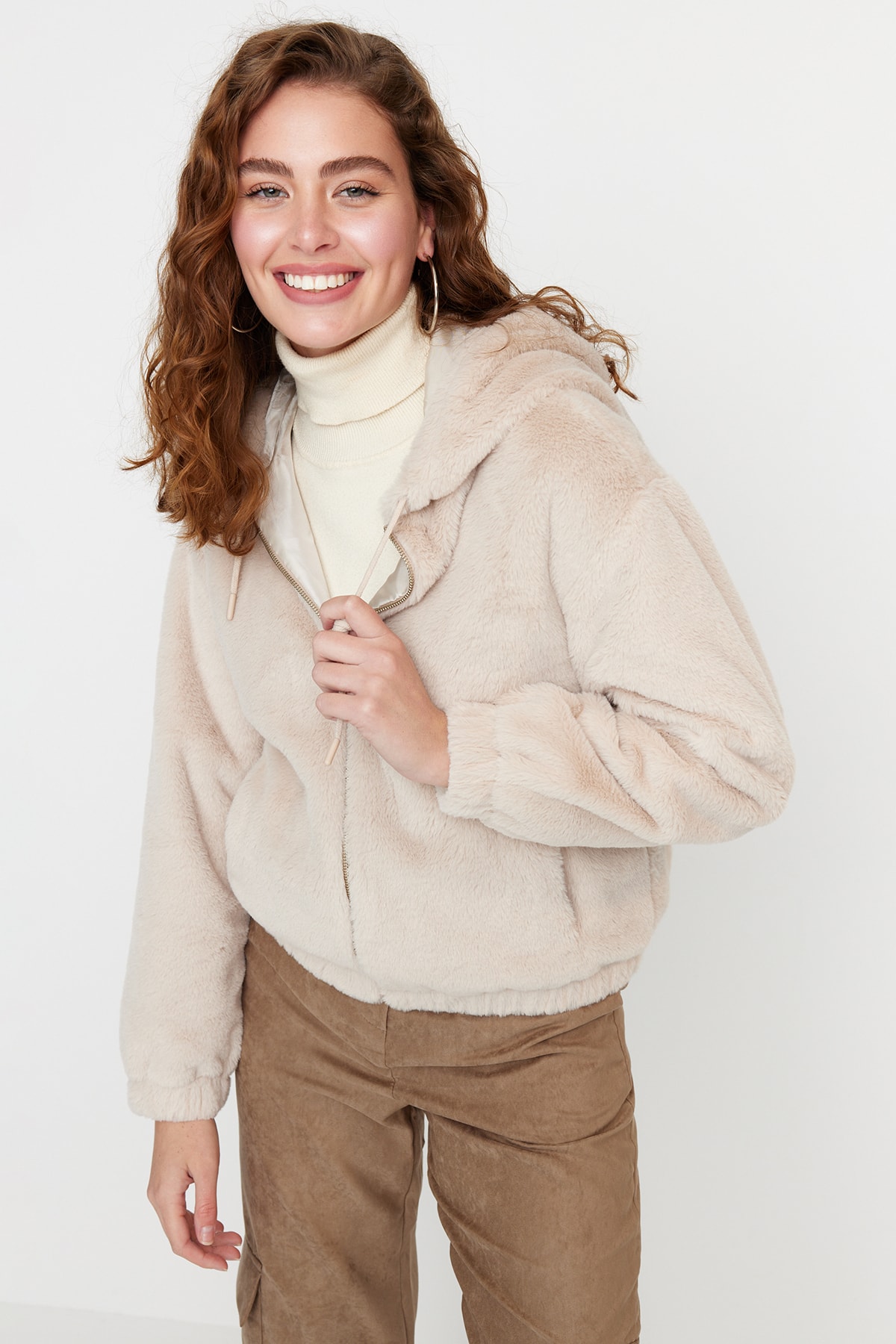 Пальто Trendyol оверсайз плюшевое с капюшоном, белый цена и фото