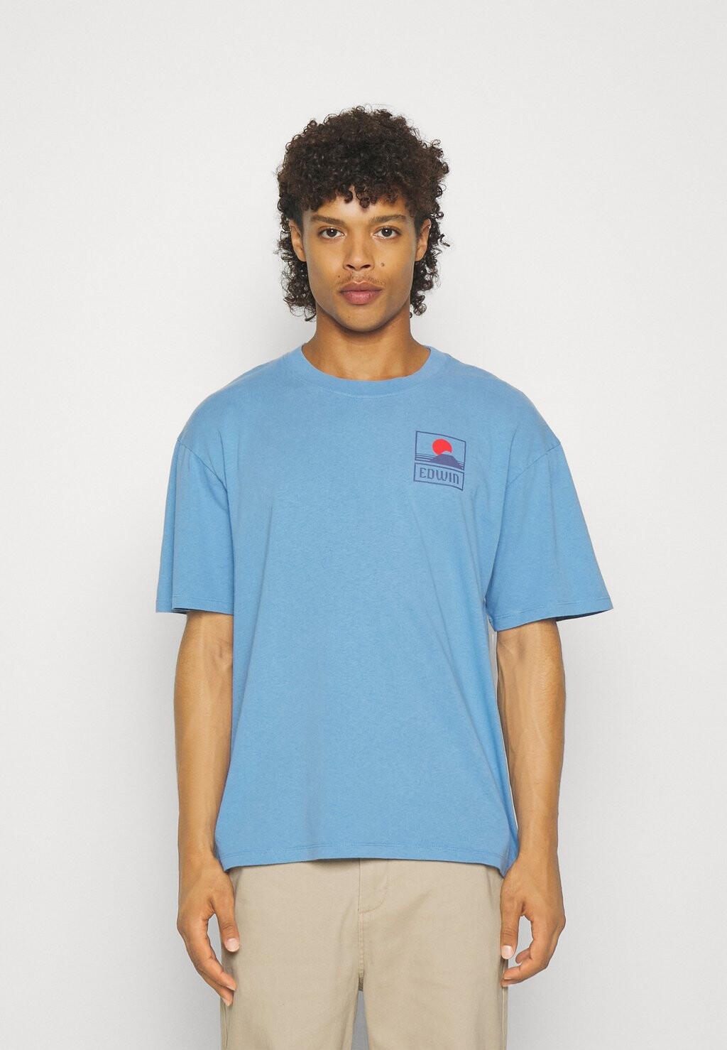 

Базовая футболка SUNSET ON FUJI UNISEX Edwin, парижский синий