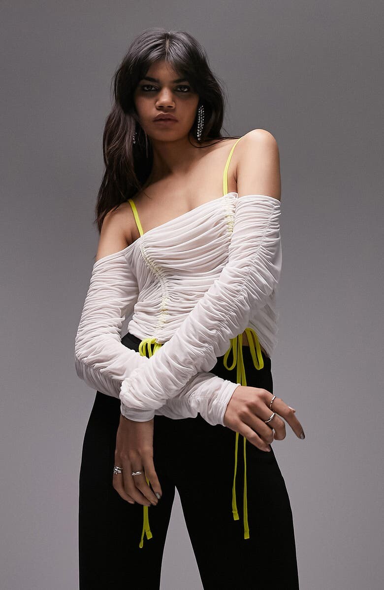 

Топ с открытыми плечами и рюшами TOPSHOP