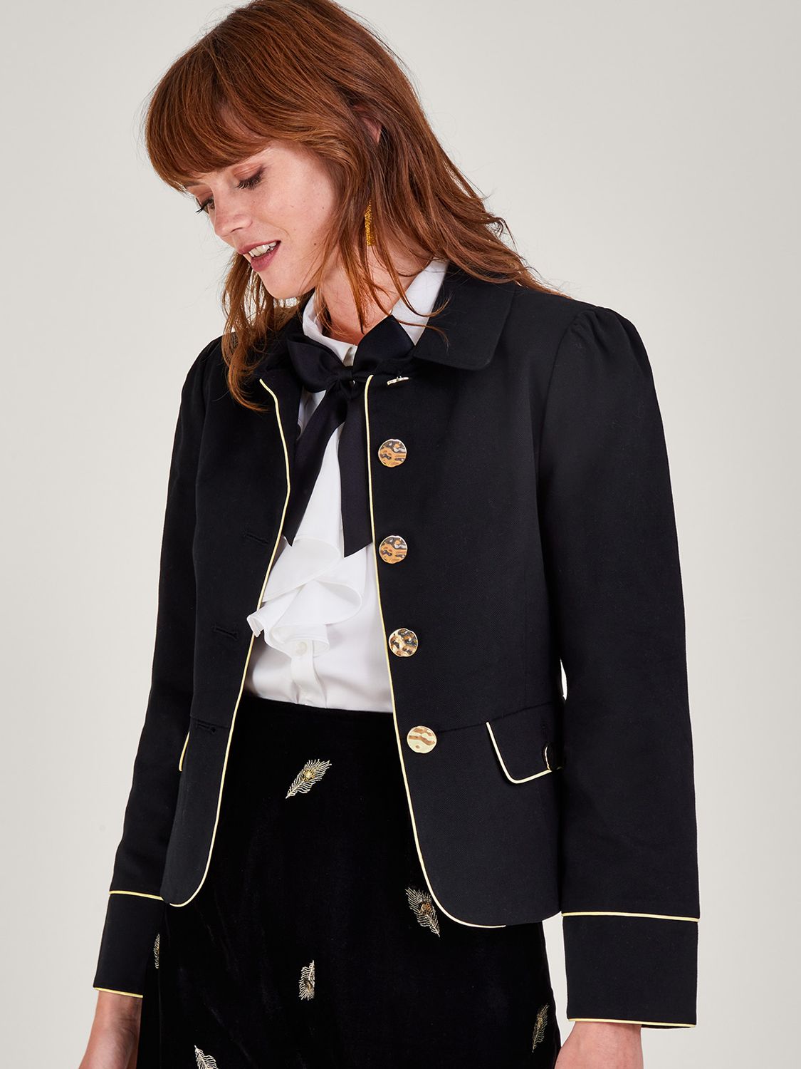 Куртка с золотым воротником и окантовкой на пуговицах Monsoon, черный цена и фото