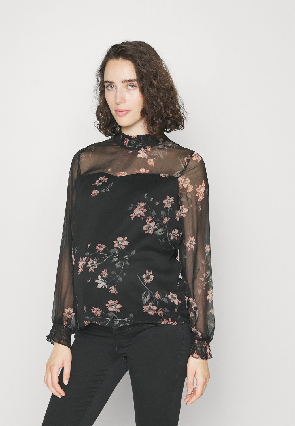 Блузка Vero Moda с цветочным принтом, черный/мультиколор блузка с запахом vero moda сиреневого цвета с ярким цветочным принтом