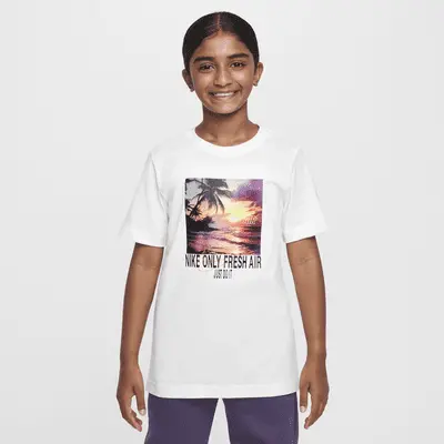 

Футболка Nike Sportswear Kids' Crew-Neck T-Shirt, цвет White/Hyper Crimson