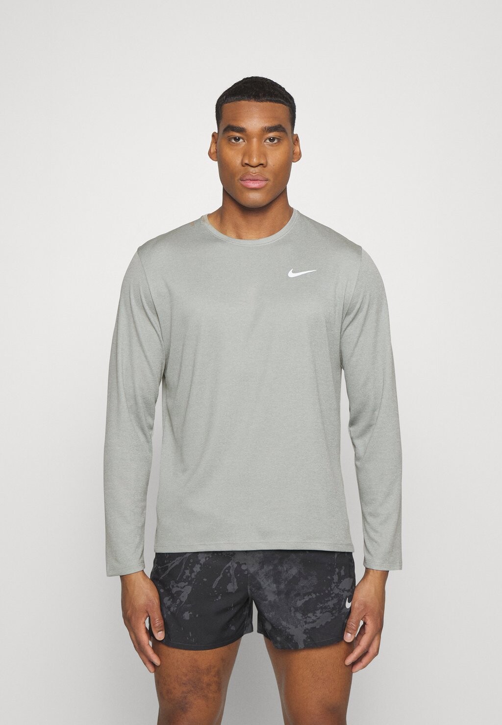 

Спортивная футболка MILER TOP Nike, серый/серый туман/htr/(светоотражающий серебристый)