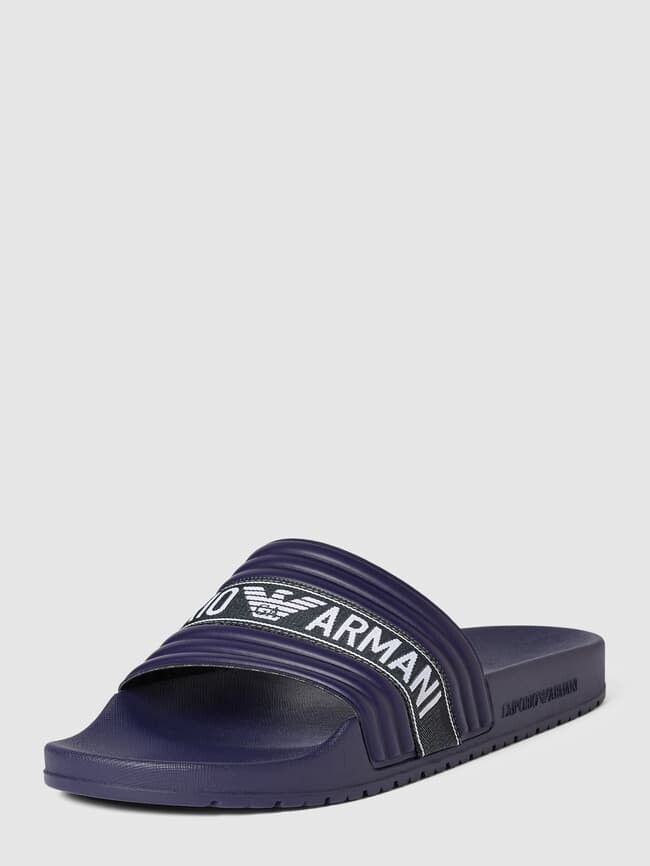 

Слайды с подробностями этикетки Emporio Armani, темно-синий