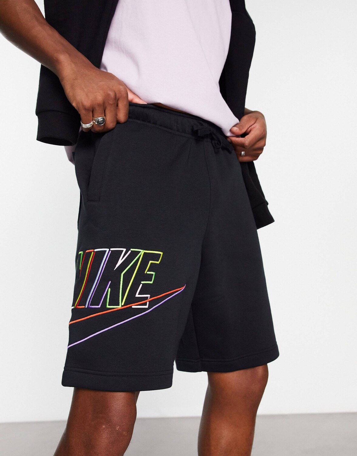 

Черные шорты с крупным логотипом Nike Club