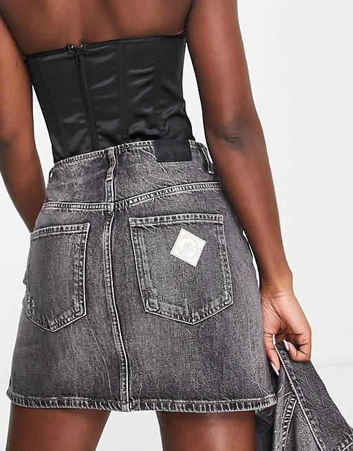 цена Серая джинсовая мини-юбка Armani Exchange