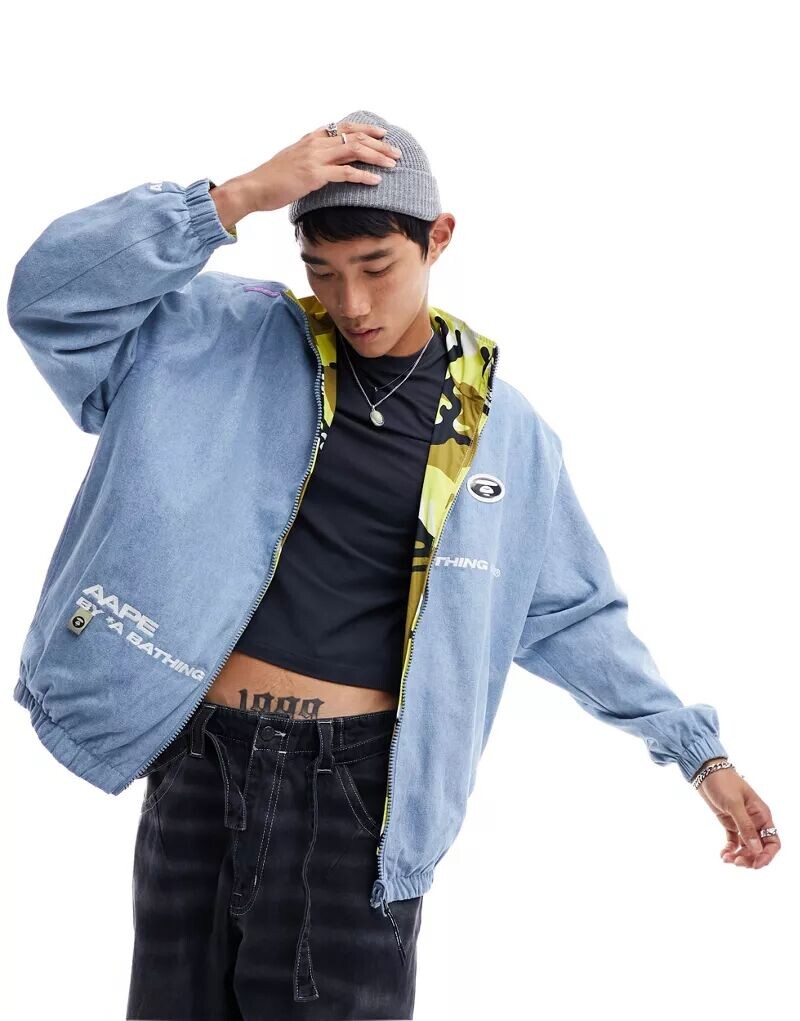 

Aape By A Bathing Ape — объемная двусторонняя спортивная куртка из синего денима с принтом в стиле милитари