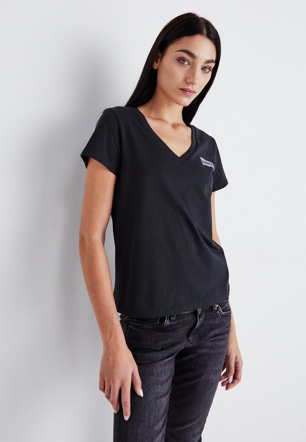 Базовая футболка Levi's PERFECT VNECK, цвет caviar