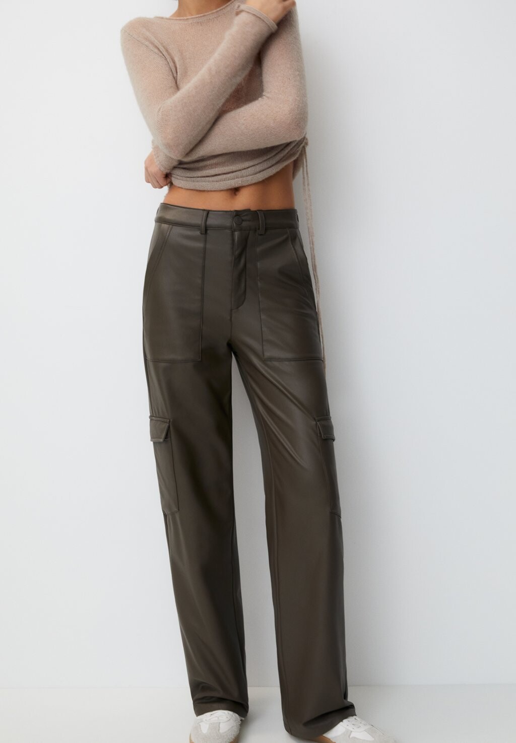 

БРЮКИ-КАРГО, Faux Leather PULL&BEAR