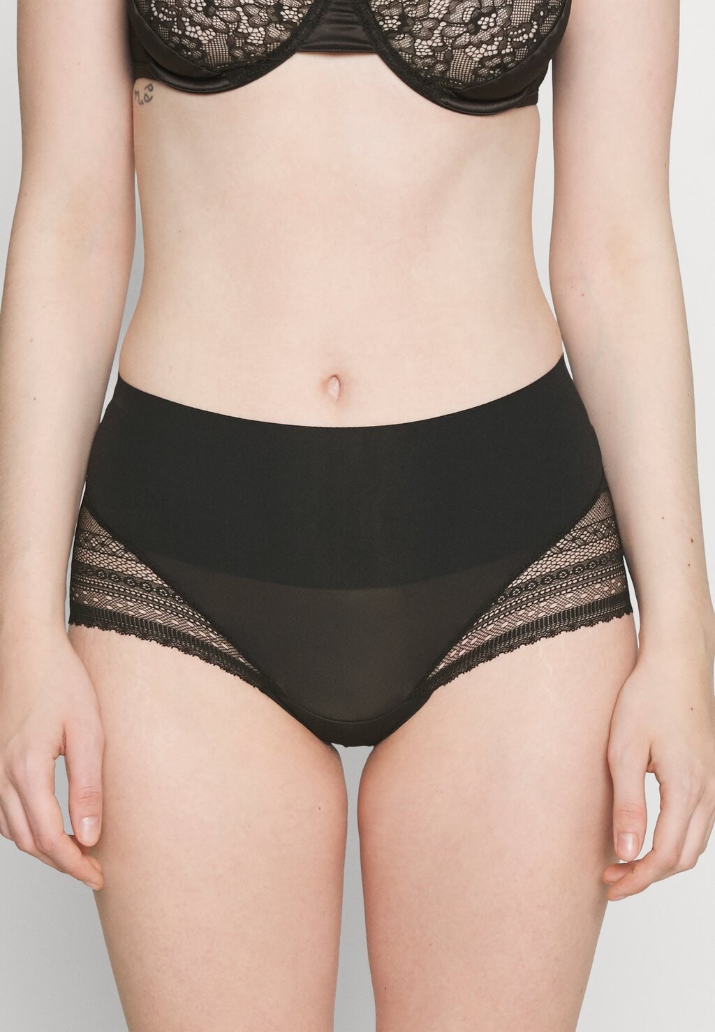 

Корректирующее белье Spanx
