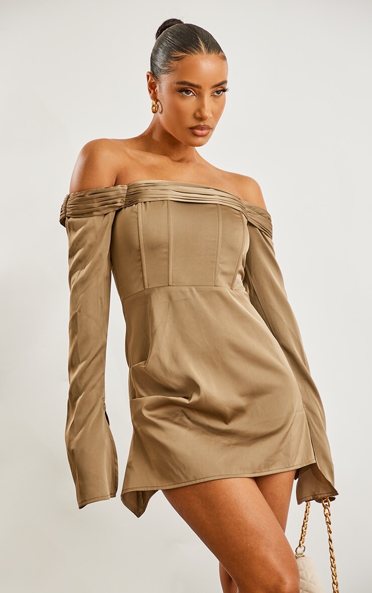 

PrettyLittleThing Платье свободного кроя из атласа цвета хаки со складками и расклешенными рукавами с бардо