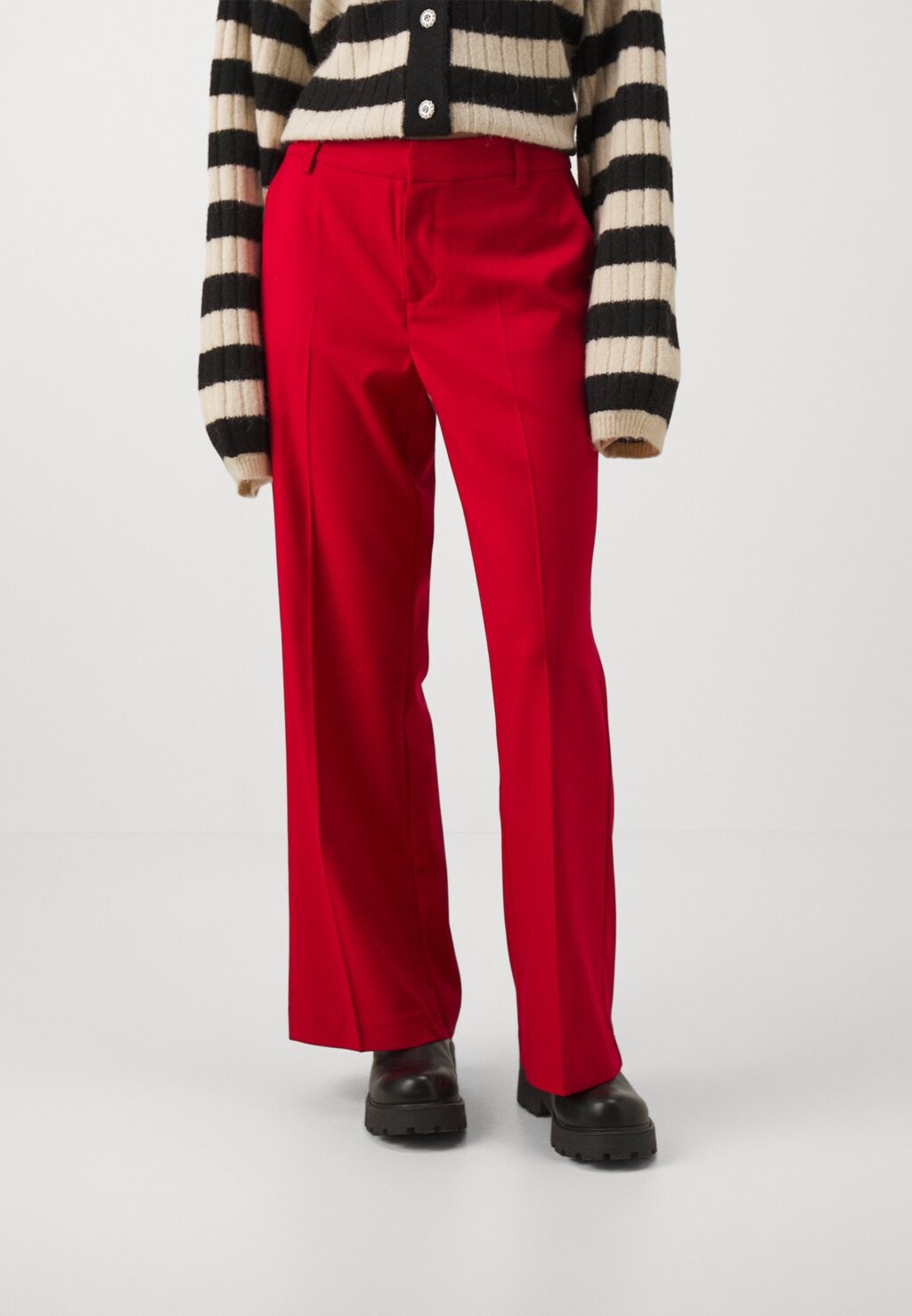 

Брюки КОСТЮМНЫЕ БРЮКИ С НИЗКОЙ ПОСАДКОЙ Gina Tricot Petite, красный