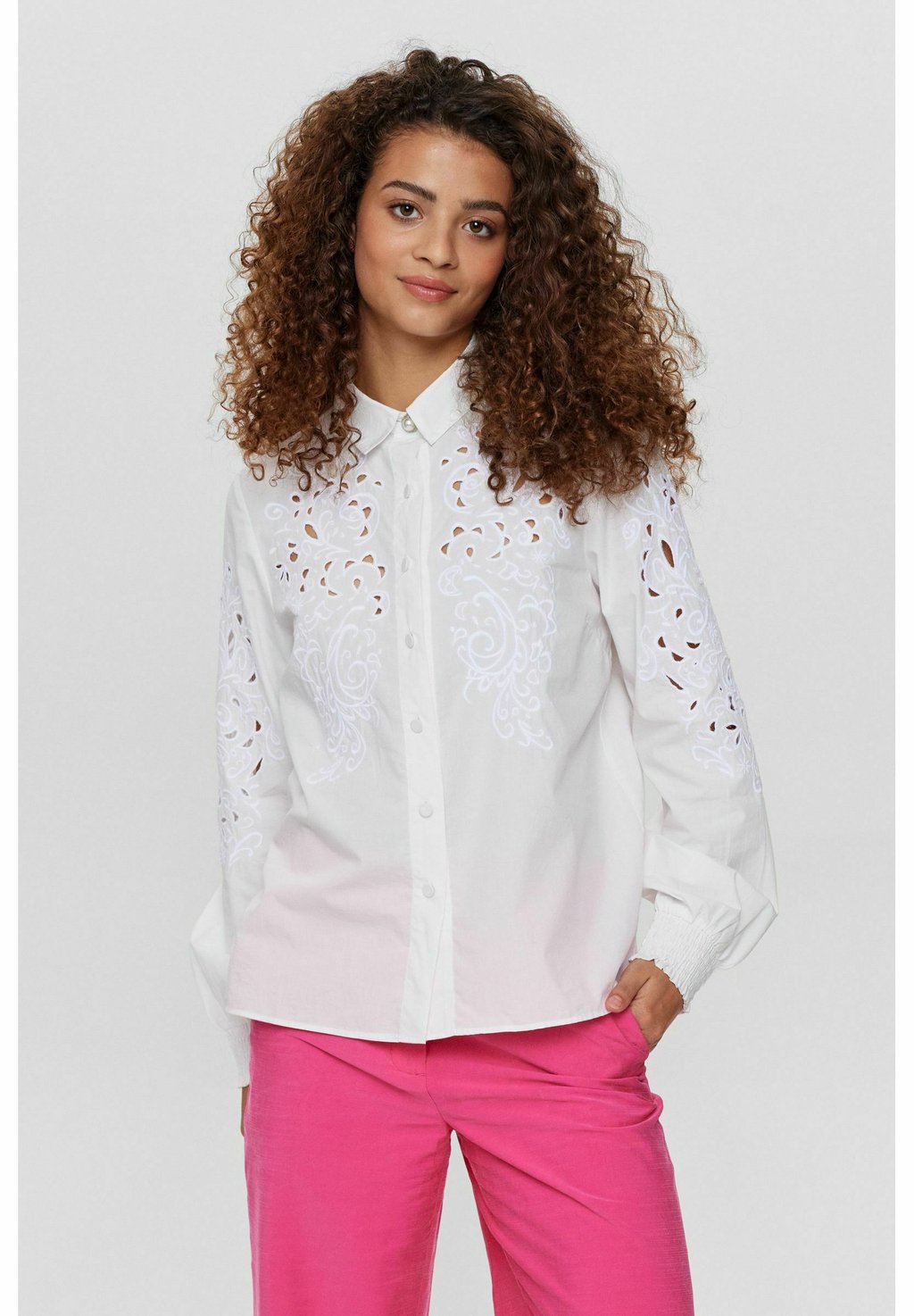 Блузка-рубашка NULIMA Nümph, цвет bright white блузка рубашка nuavas nümph цвет limelight