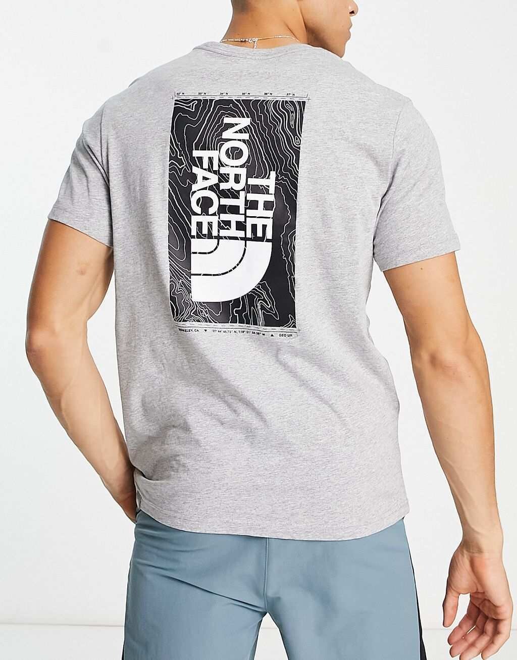 

Серая футболка с вертикальным топографическим принтом The North Face эксклюзивно на ASOS