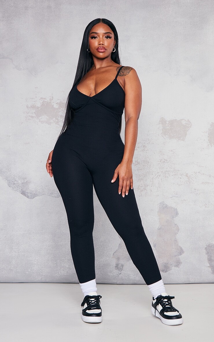 

PrettyLittleThing Черный комбинезон Shape с жатым ребристым бюстом
