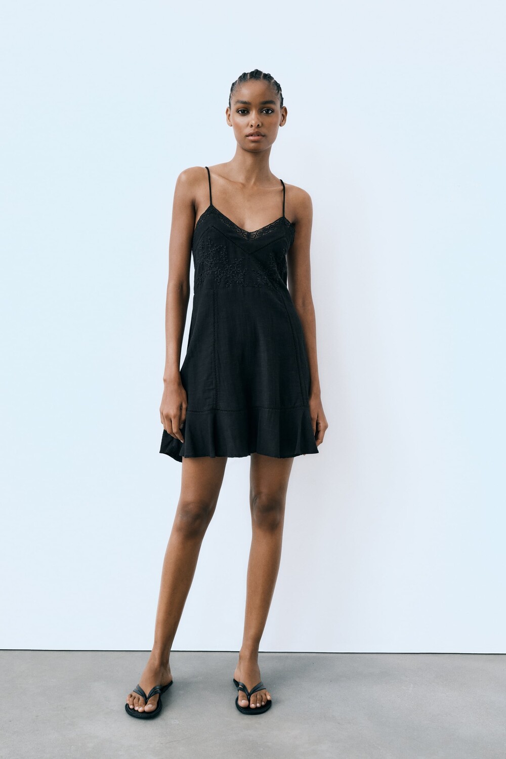 

Короткое льняное платье с вышивкой Zara, черный