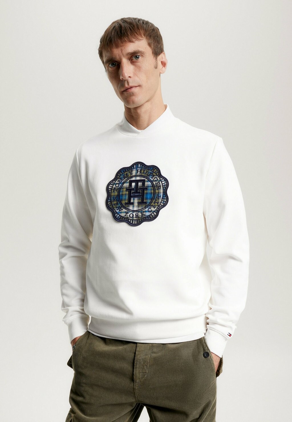 

Толстовка БЕЙСБОЛЬНЫЙ ВОРОТНИК С ПРИНТОМ ЛОГОТИПА и АППЛИКЕЮ Tommy Hilfiger, цвет ancient white