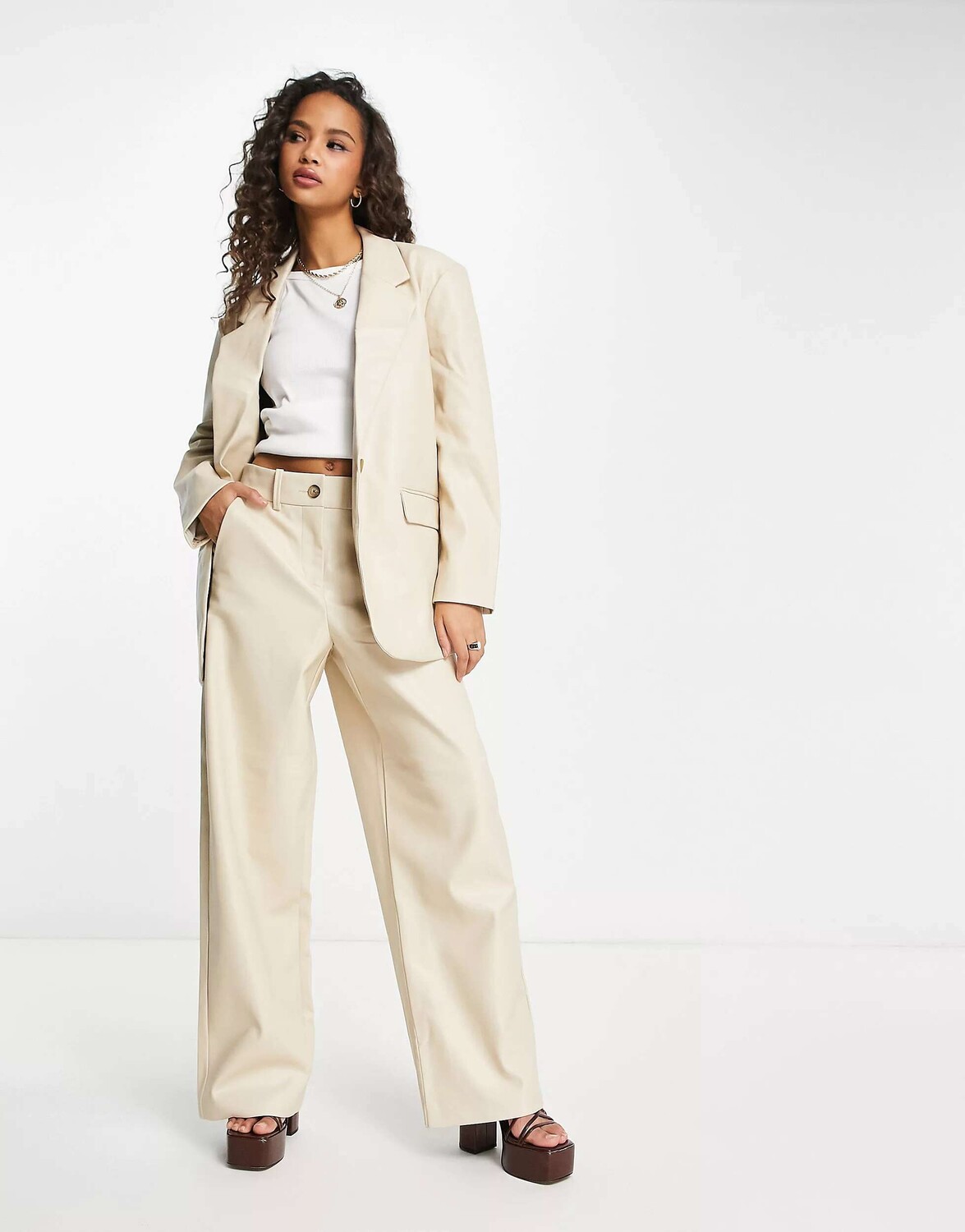 

Кремовые однотонные брюки из искусственной кожи Vero Moda, Бежевый, Кремовые однотонные брюки из искусственной кожи Vero Moda