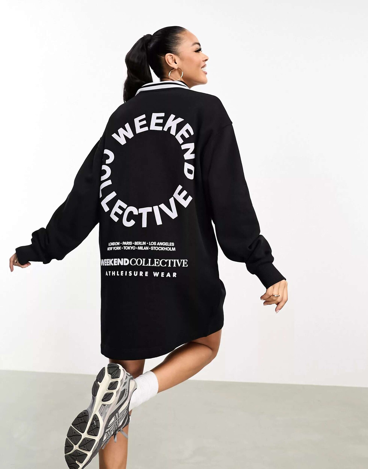 

Черное платье с воротником на молнии и круглым логотипом ASOS Weekend Collective