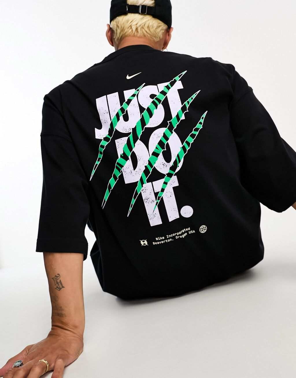 

Черная футболка с логотипом и животным принтом на спине Nike, Черный