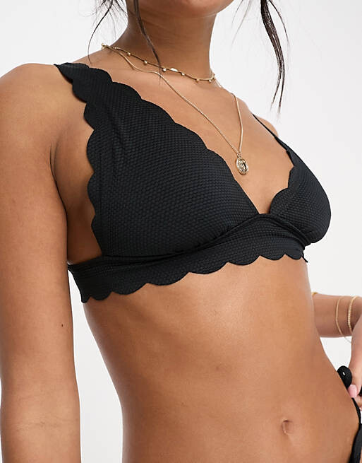 

Черный бикини-топ с треугольными чашечками и фестонами Hunkemoller