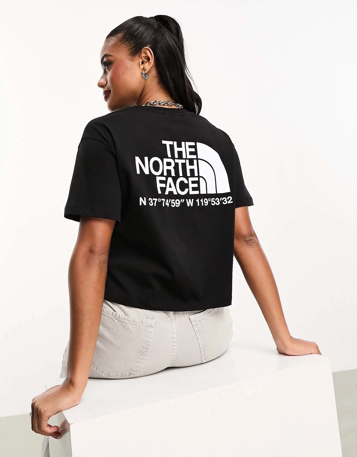 

Черная укороченная футболка с принтом на спине The North Face, Черный