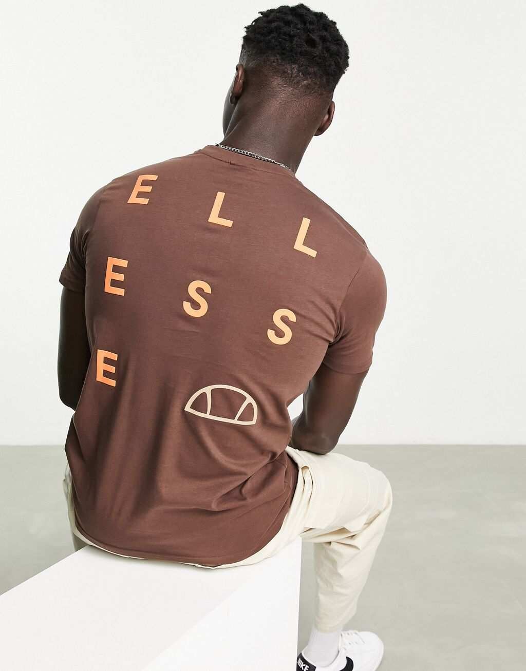 

Коричневая футболка с принтом на спине ellesse
