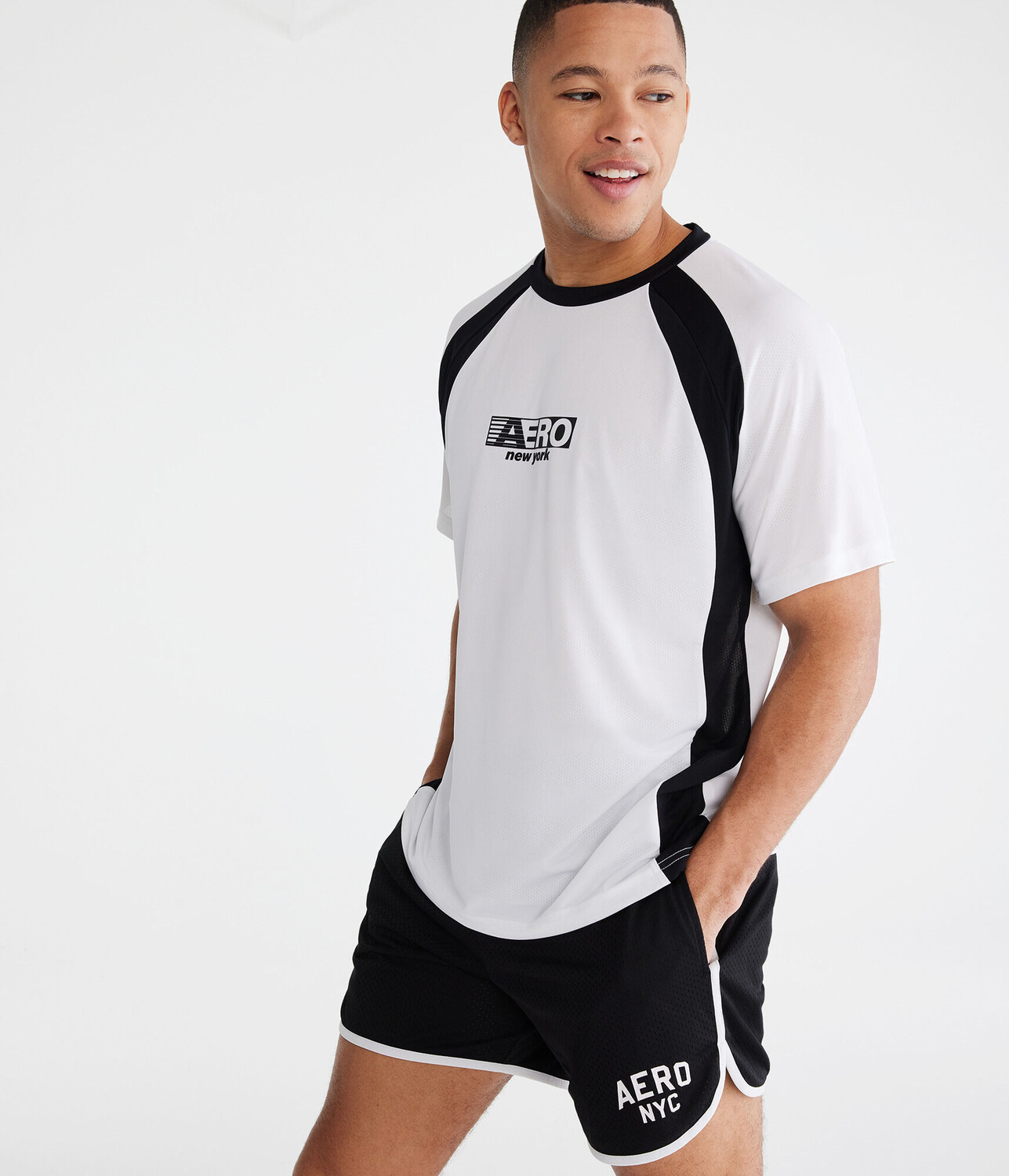 

Шорты в сетку Aero NYC с дельфиновым краем (5,5 дюйма) Aeropostale, черный