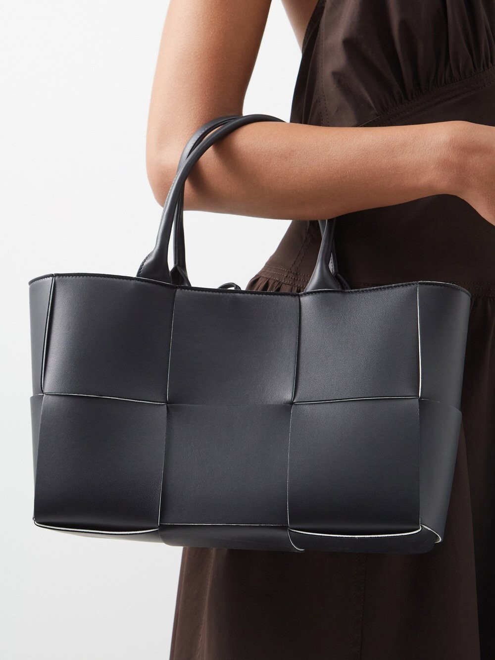 

Маленькая сумка-тоут arco из кожи intrecciato Bottega Veneta, черный